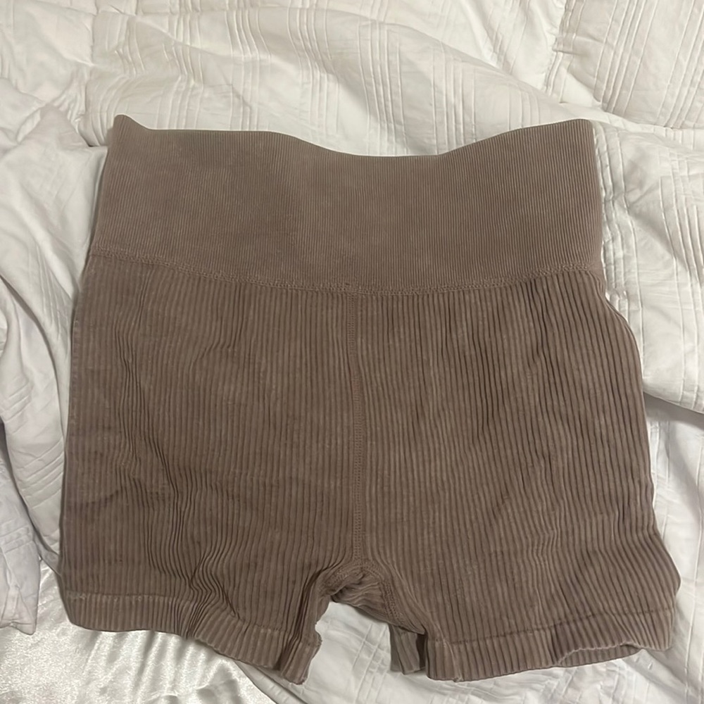 WELL WORN ACTIVE SHORTS 🤍